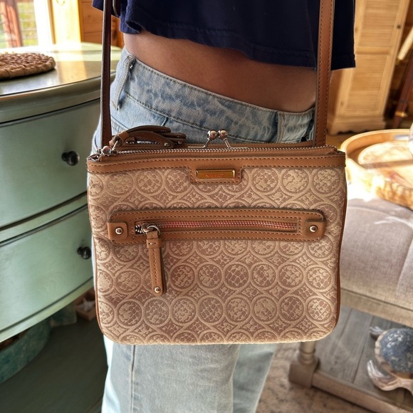 Stylish Tan and Cream Crossbody Bag Nine West - Picture 12 of 14